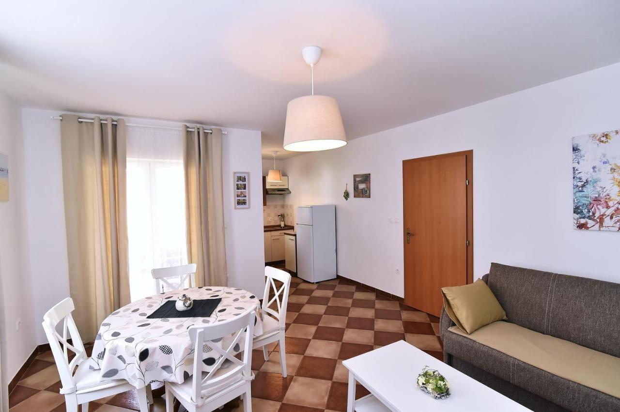 Apartments Luni Baska  Exterior photo