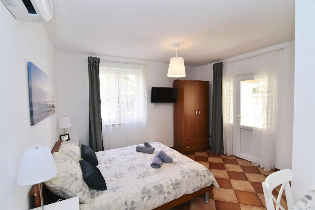 Apartments Luni Baska  Exterior photo