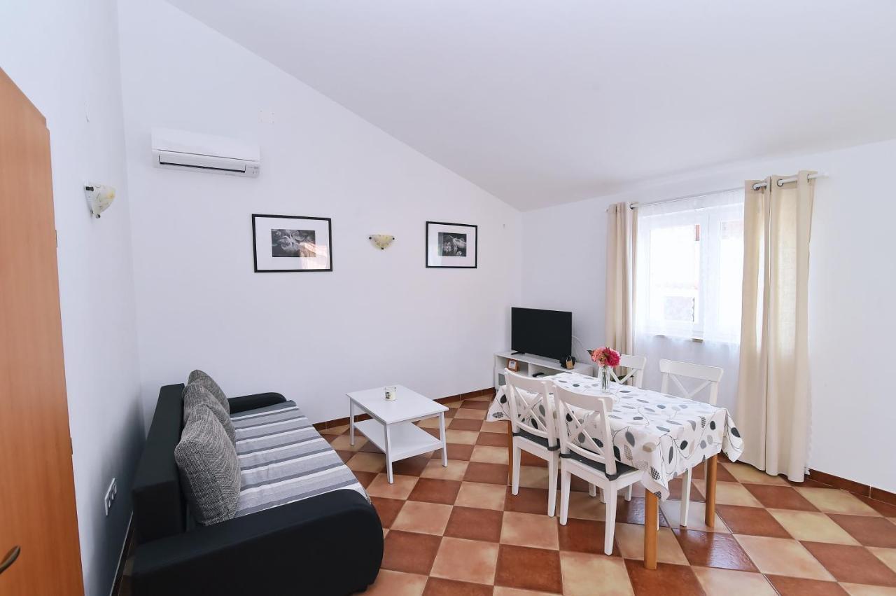 Apartments Luni Baska  Exterior photo